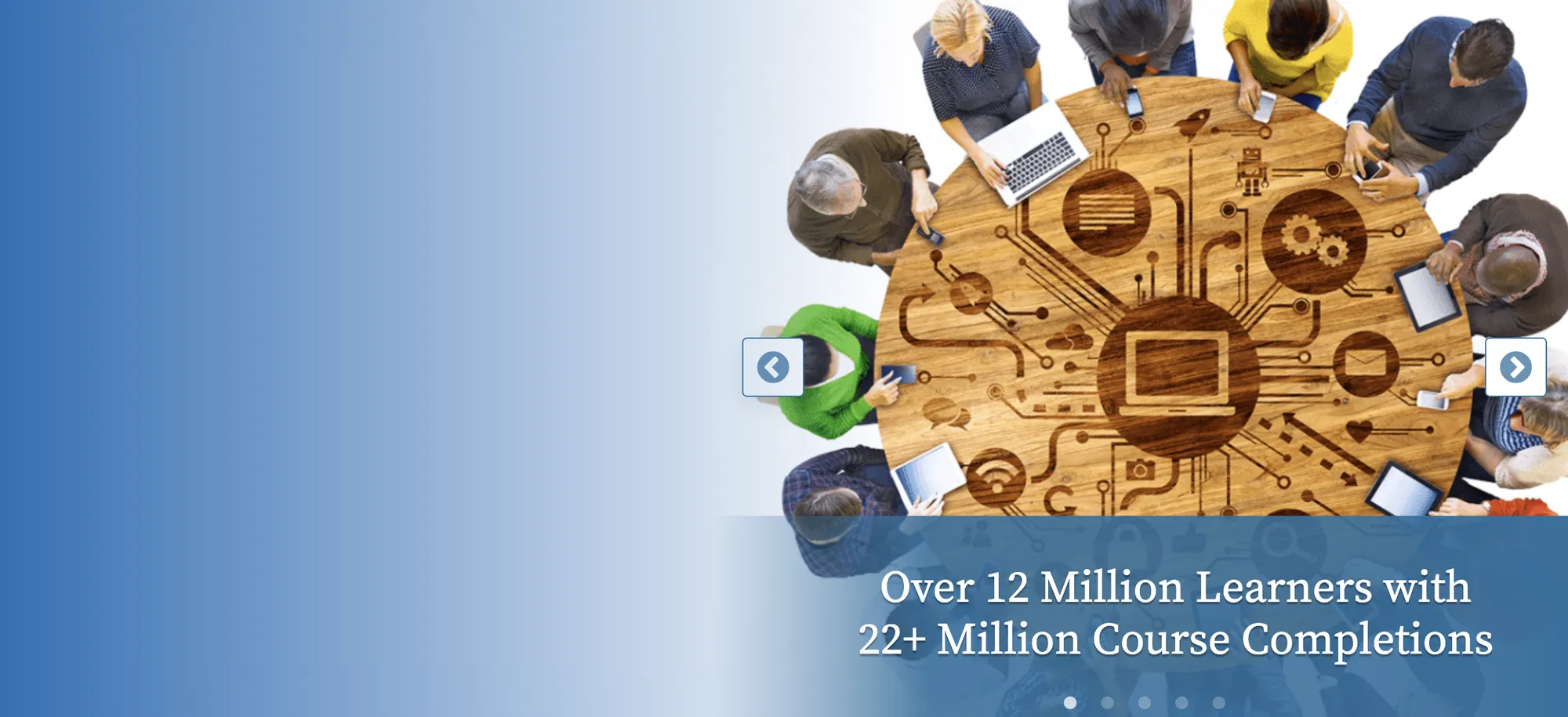 Imagen de una mesa redonda con dibujos de tecnología y 7 personas sentadas alrededor con aparatos tecnológicos.